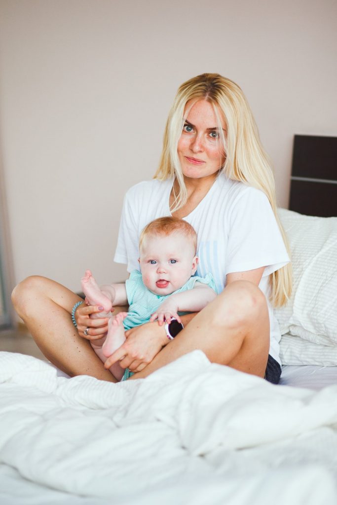 Liebevolle Baby-Homestory mit Mutter und Säugling Zuhause in Magdeburg