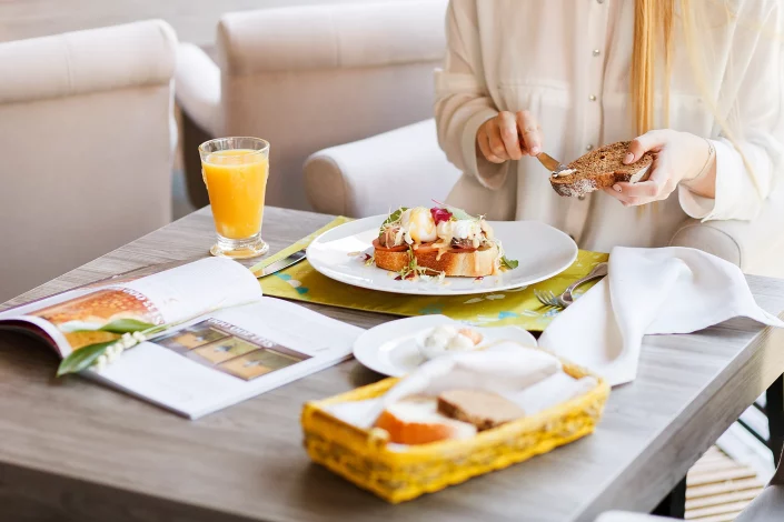 Lifestyle-Fotografie im Restaurant, authentischer visueller Content für Social Media und Marketing