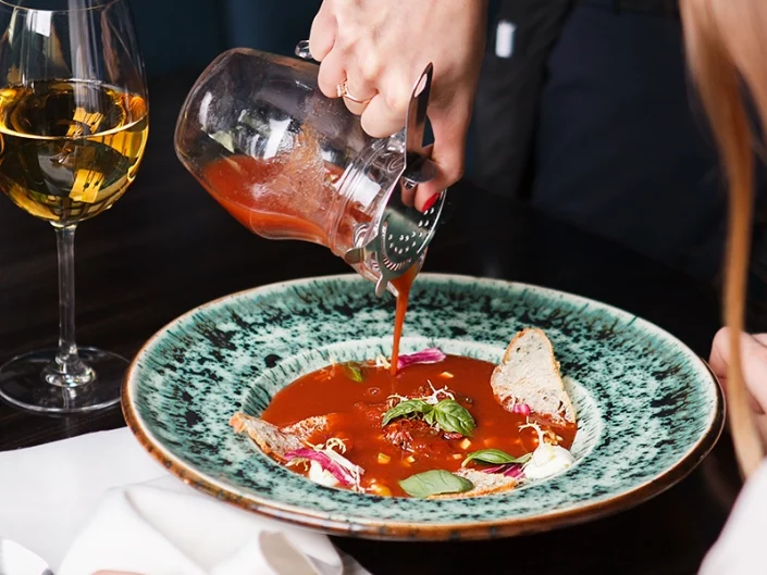 Glücklicher Gast beim Frühstück im Hotel – Lifestyle-Fotografie für höhere Buchungsraten