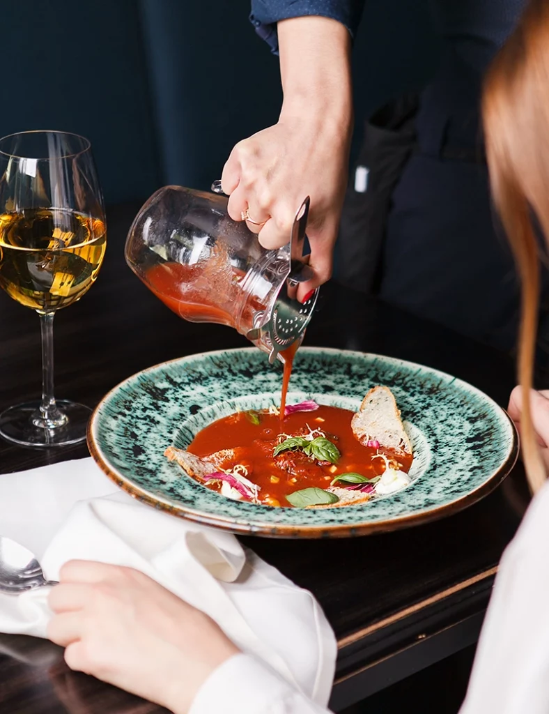 Glücklicher Gast beim Frühstück im Hotel – Lifestyle-Fotografie für höhere Buchungsraten