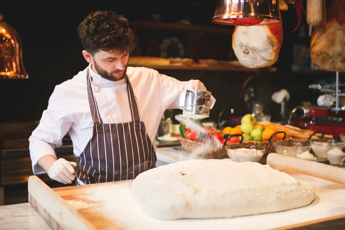 Porträt des Chefkochs im italienischen Restaurant Spezzo, professionelle Gastronomiefotografie