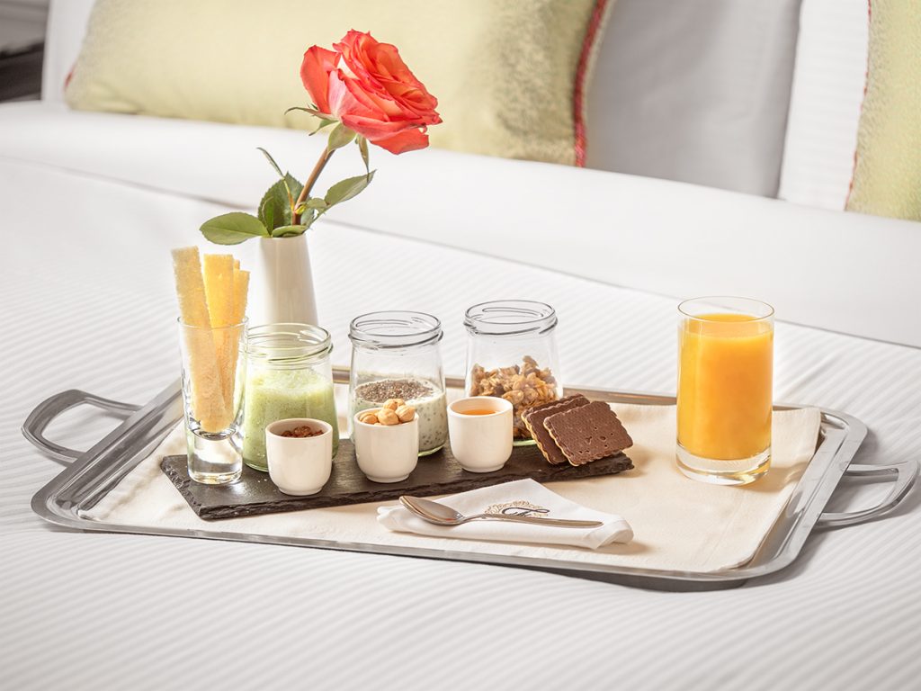 Lifestyle-Fotografie im Fairmont Hotel: Ästhetisches Frühstück im Bett, aufgenommen von Fotografin Olena But