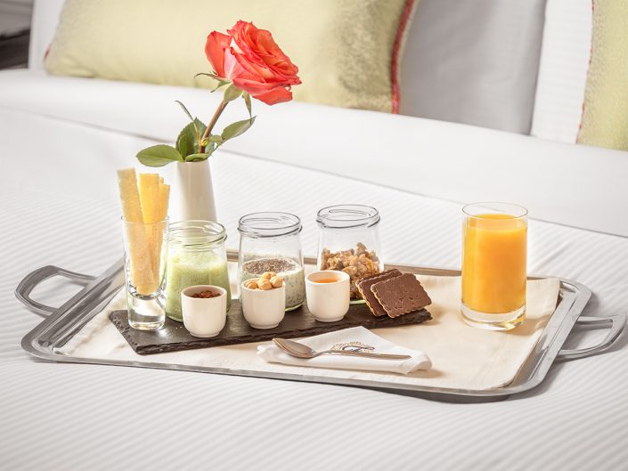 Lifestyle-Fotografie im Fairmont Hotel: Ästhetisches Frühstück im Bett, aufgenommen von Fotografin Olena But