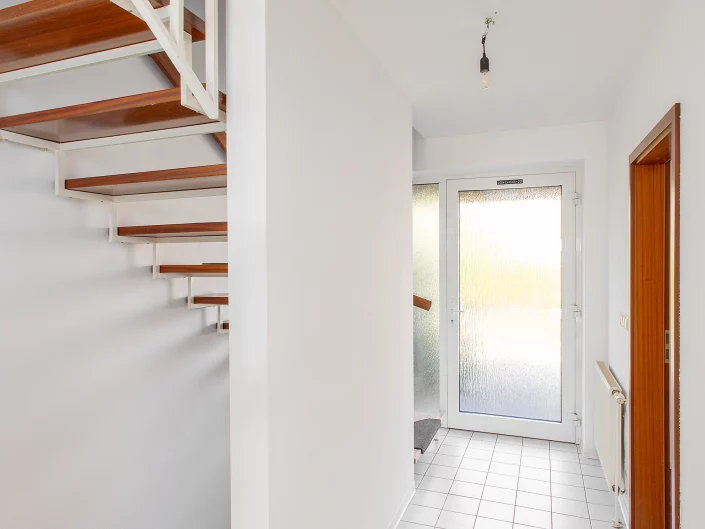 Großzügiger Flur mit Fokus auf Raumweite und Lichtführung – professionelle Immobilienfotografie.