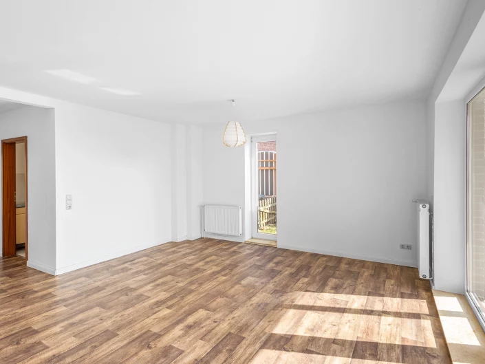 Helles, lichtdurchflutetes Wohnzimmer in Magdeburg – professionelle Immobilienfotografie für den Verkauf.