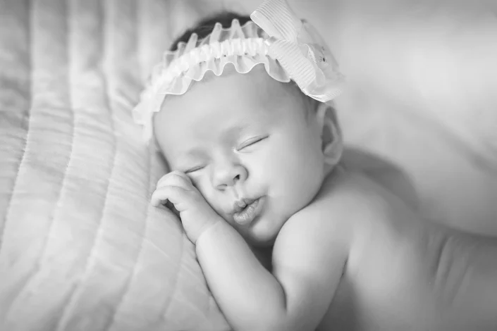 Süßes Baby-Detailfoto: Schlafendes Neugeborenes im Studio Magdeburg